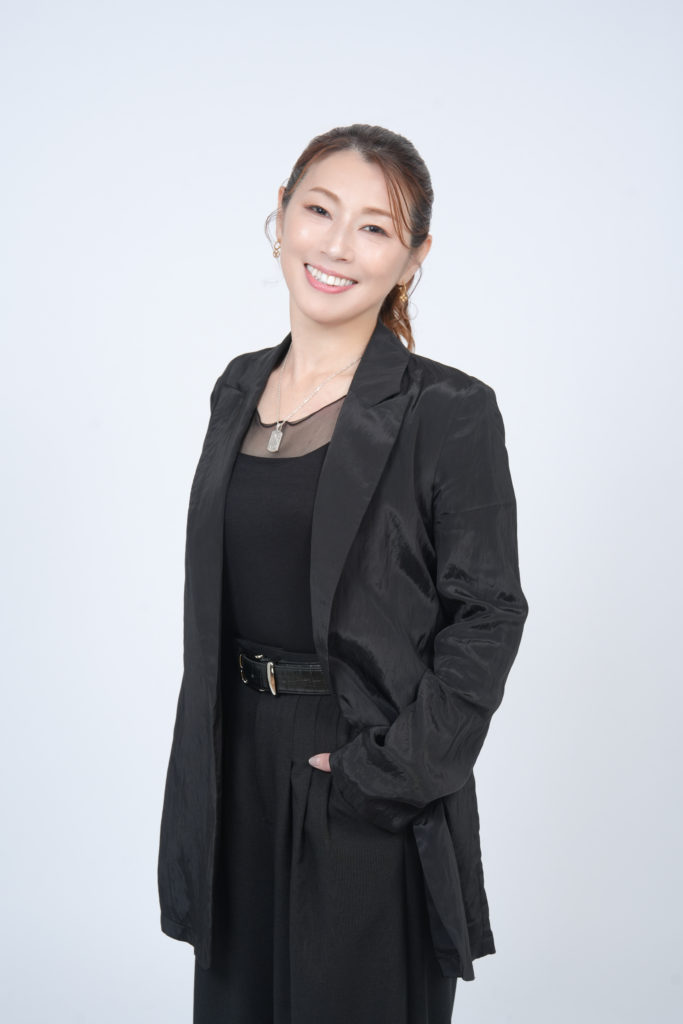 Studio Fictionで撮影した、笑顔の女性のポートレート写真