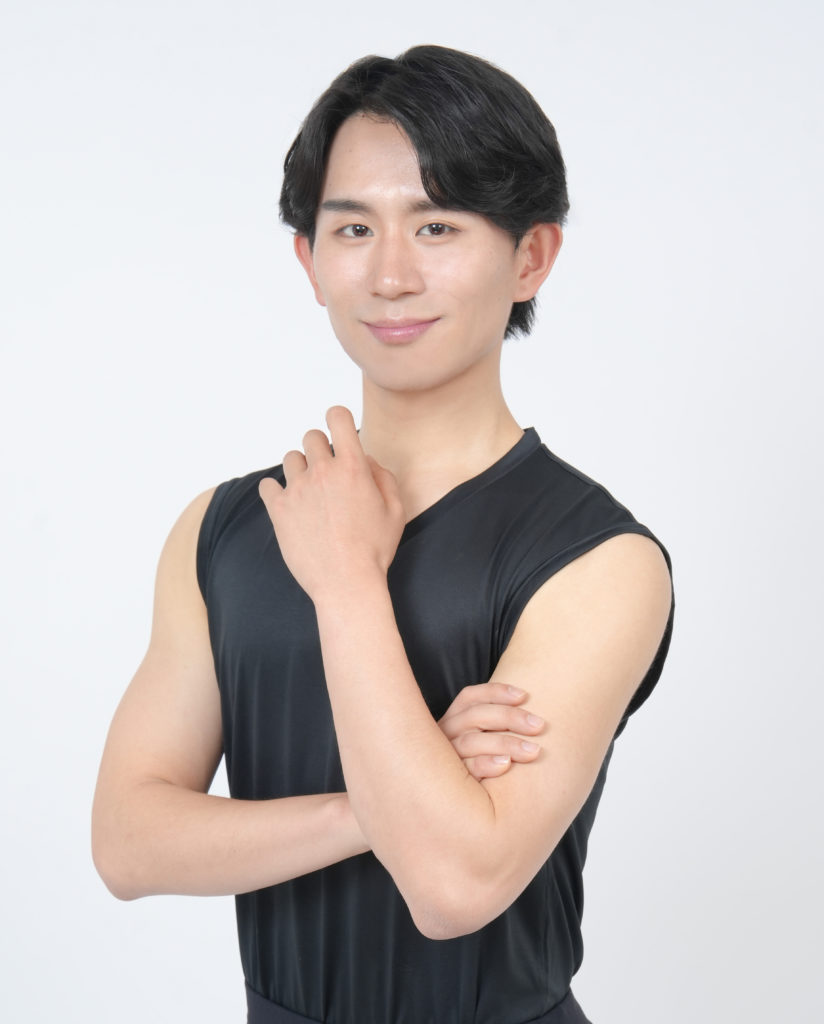 男性が微笑んでいる
