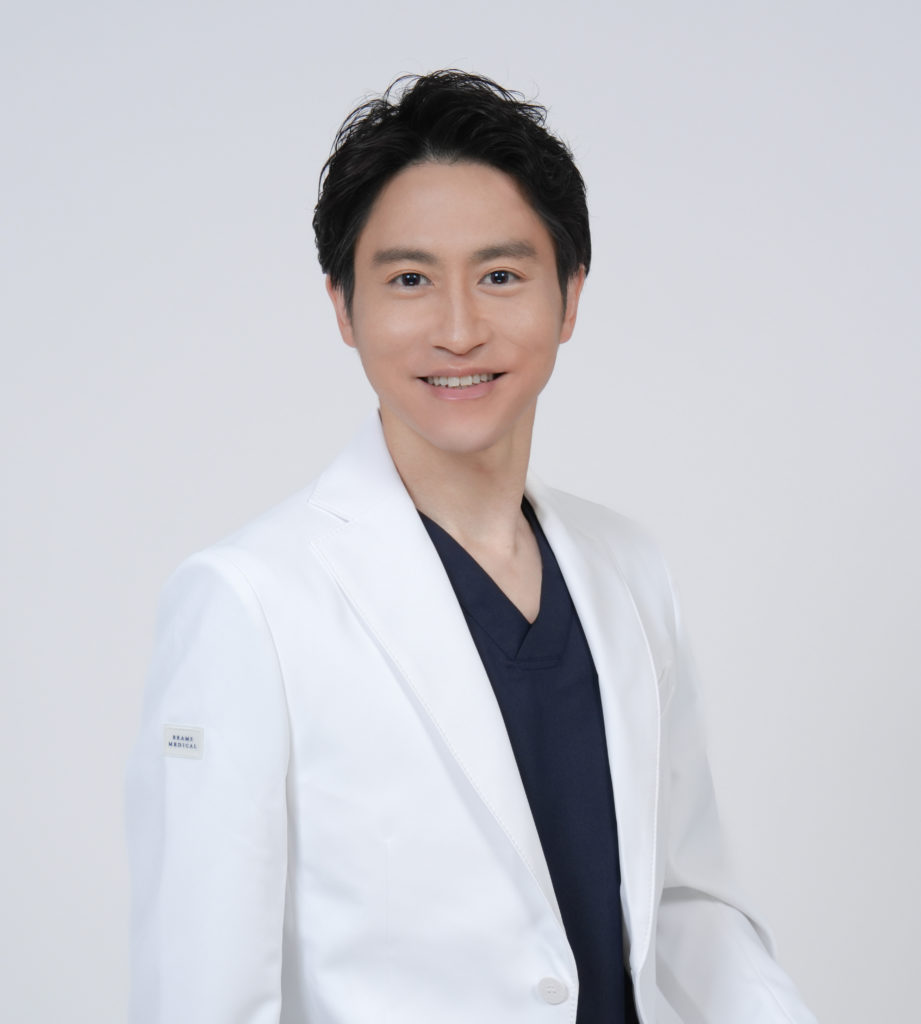 Studio Fictionで撮影した、白色背景で座る男性ドクターのポートレート写真
