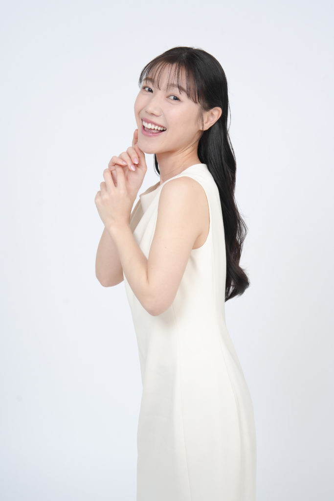 Studio Fictionで撮影した、白色のワンピースを着て笑顔の女性のポートレート写真