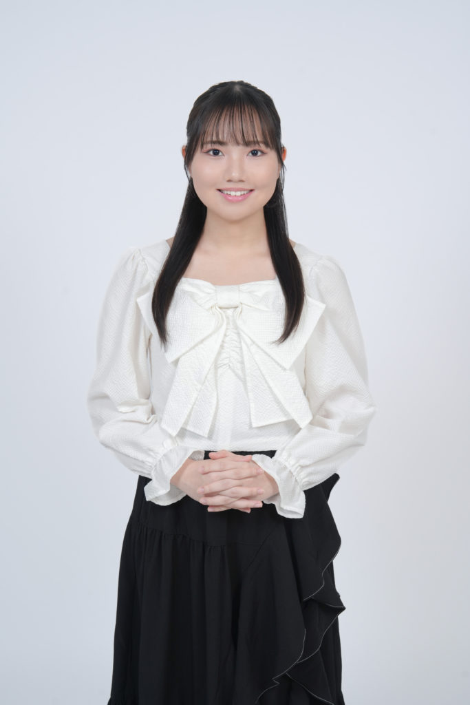 女性が微笑んでいる