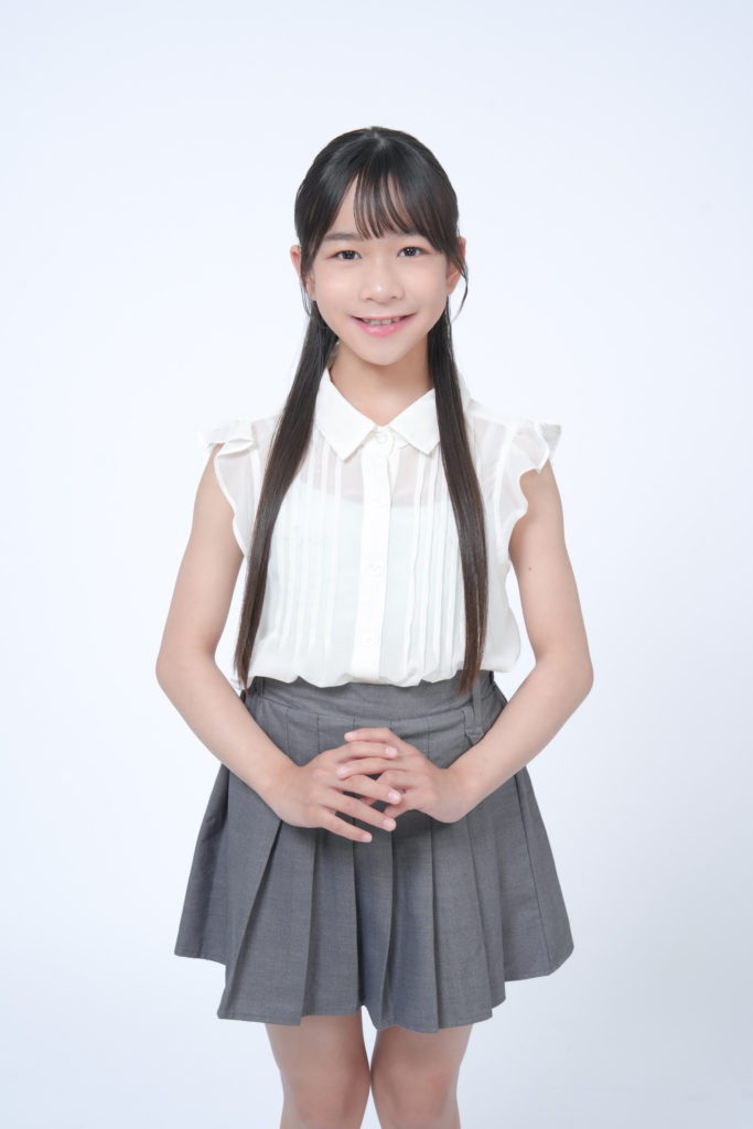 Studio Fictionで撮影した、白色のシャツを着て笑顔の女の子のポートレート写真