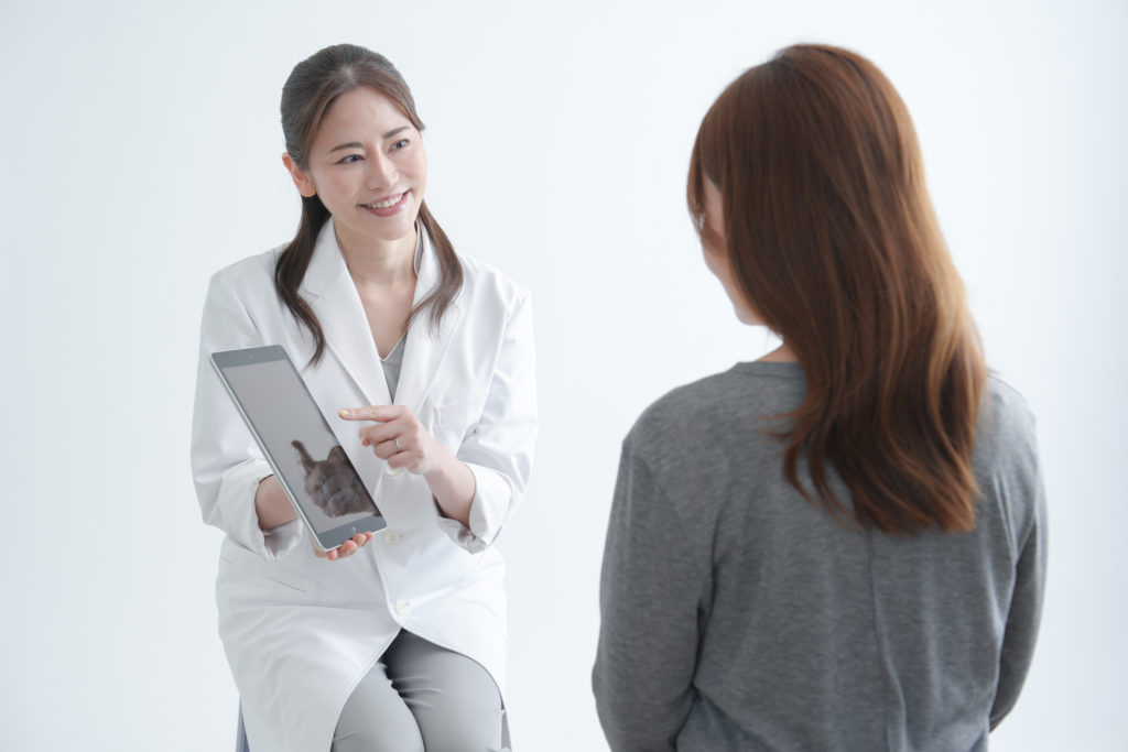 ドクターが患者をカウンセリングしている写真