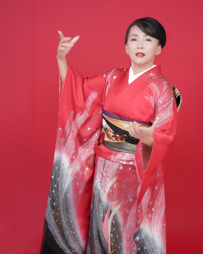 Studio Fictionで撮影した、赤色の着物を着た女性のポートレート写真