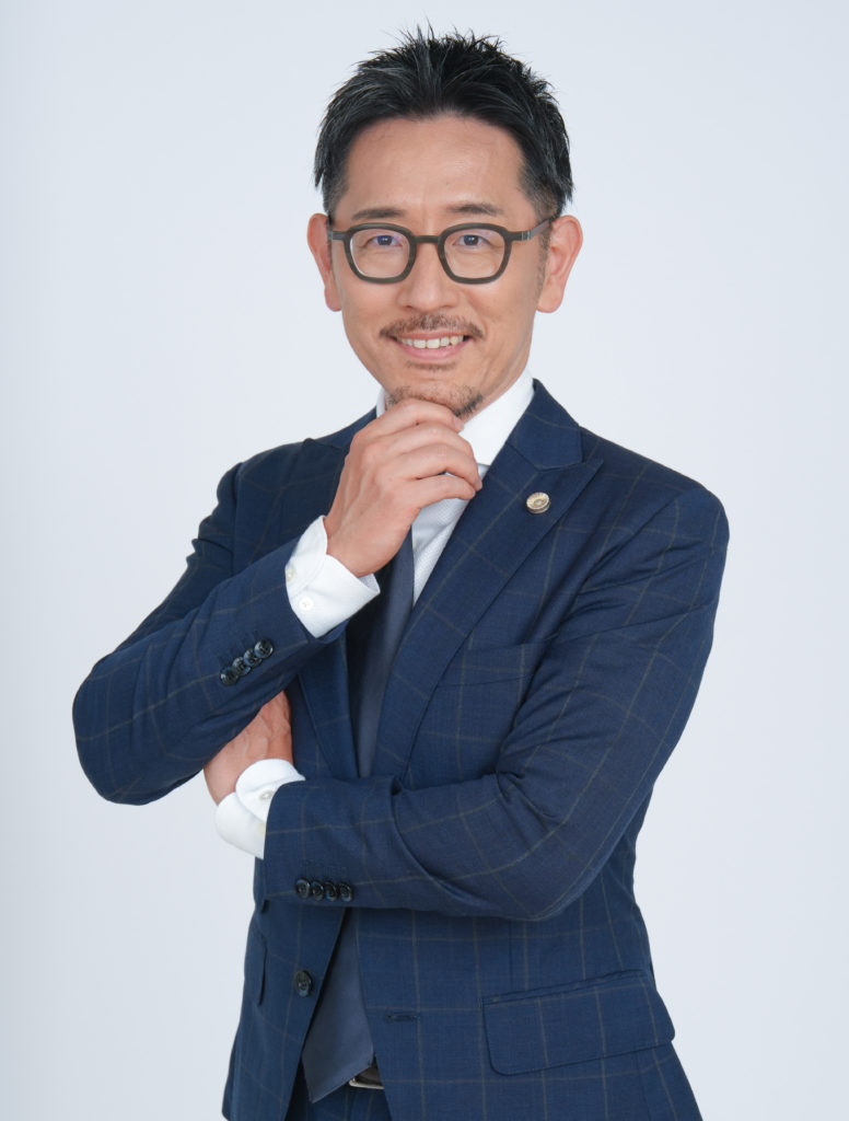 Studio Fictionで撮影した、紺色のジャケットを着た眼鏡の男性のポートレート写真