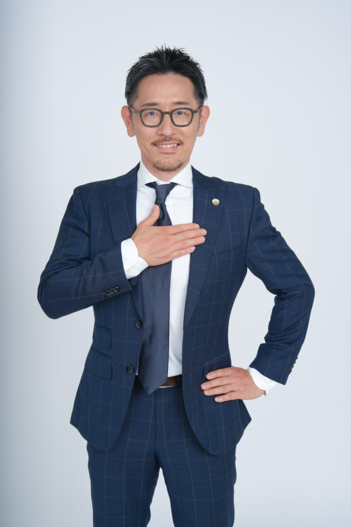 Studio Fictionで撮影した、紺色のジャケットを着た眼鏡の男性のポートレート写真