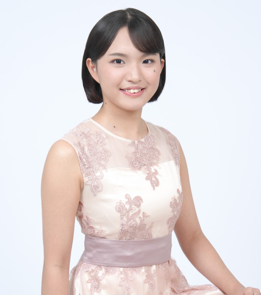 Studio Fictionで撮影した、ピンクのワンピースを着て笑顔の女性のポートレート写真