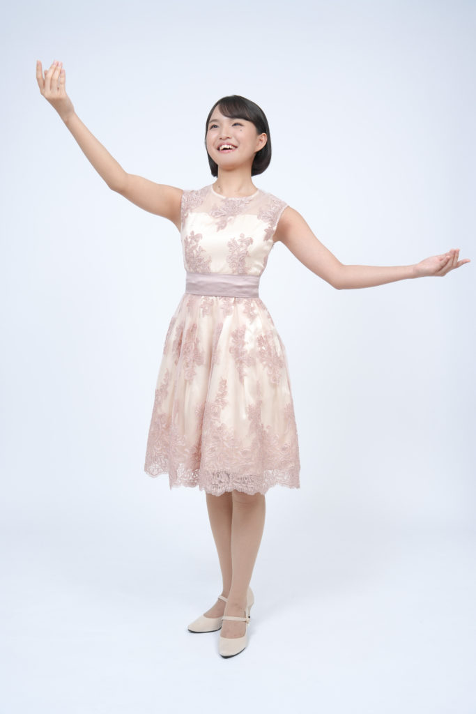 Studio Fictionで撮影した、ピンクのワンピースを着て笑顔の女性の全身ポートレート写真
