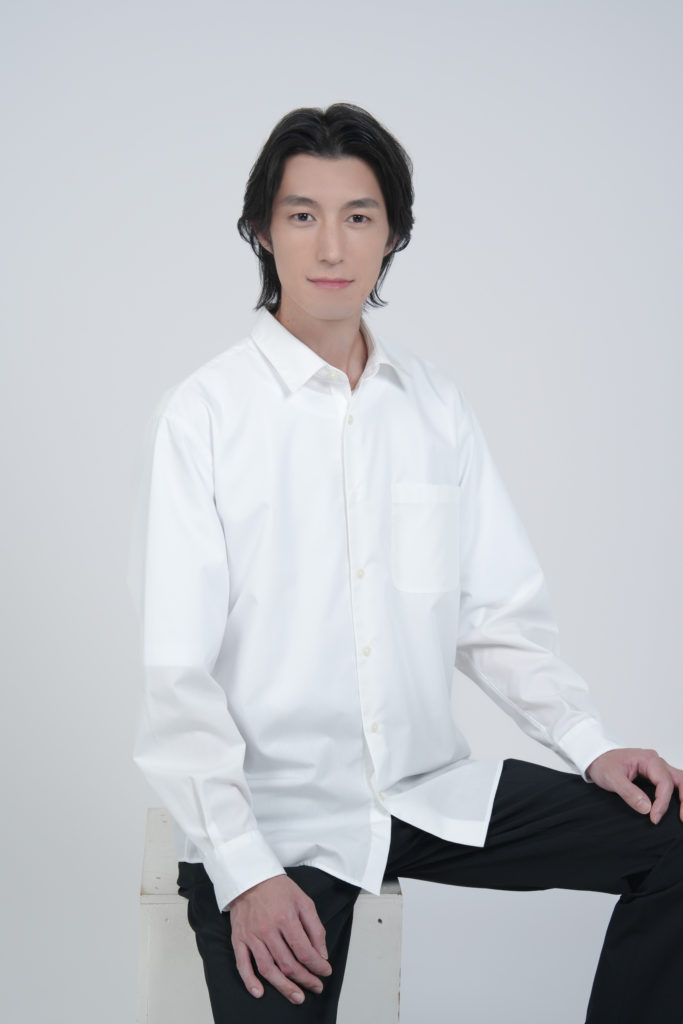 Studio Fictionで撮影した、白のシャツを着た笑顔の男性のポートレート写真