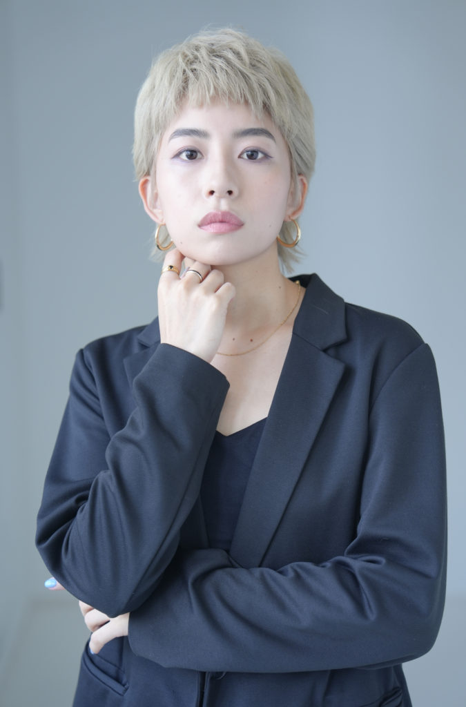 Studio Fictionで撮影した、紺色のジャケットを着た金髪の女性のポートレート写真