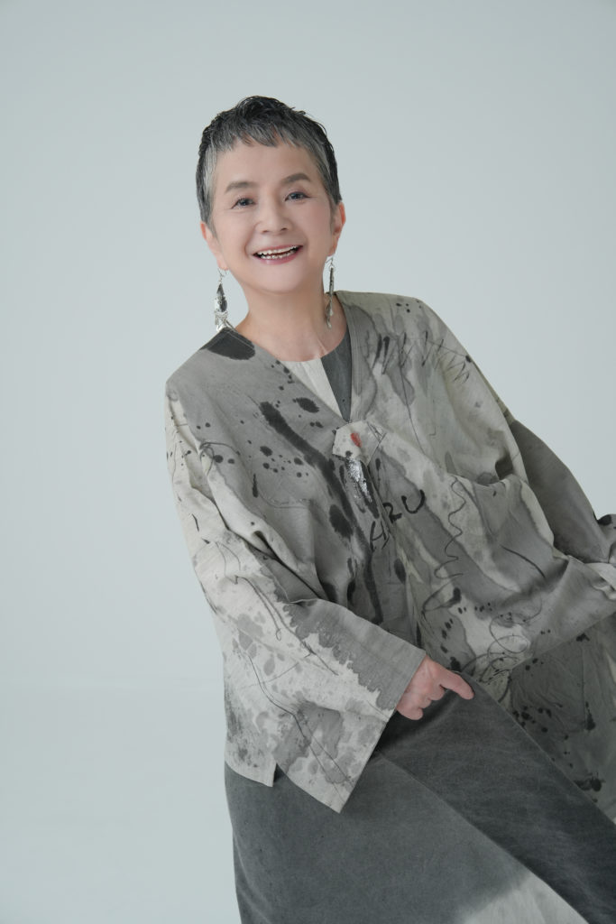 Studio Fictionで撮影した、スクラブを着た女性のポートレート写真Studio Fictionで撮影した、グレーのワンピースを着た女性のポートレート写真
