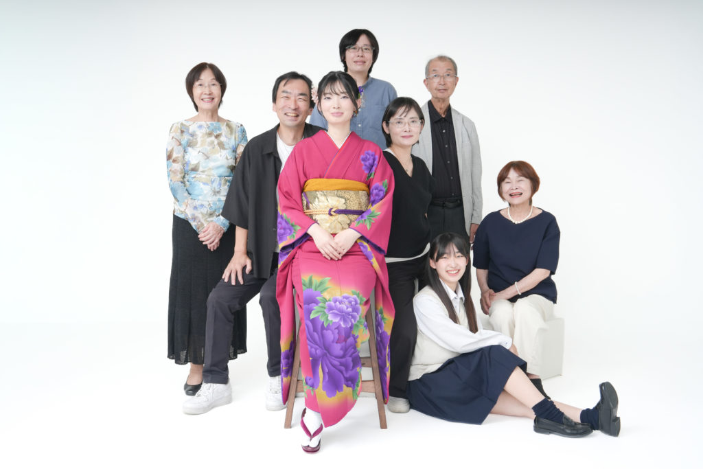 着物の女性と家族