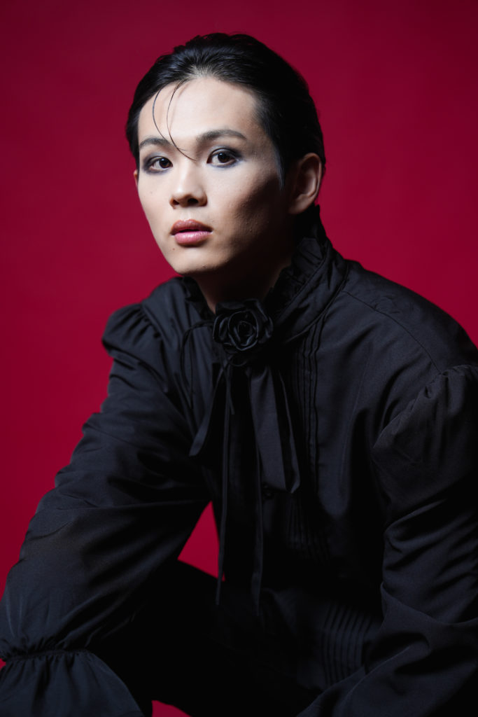 Studio Fictionで撮影した、黒のシャツを着てメイクをした男性のポートレート写真