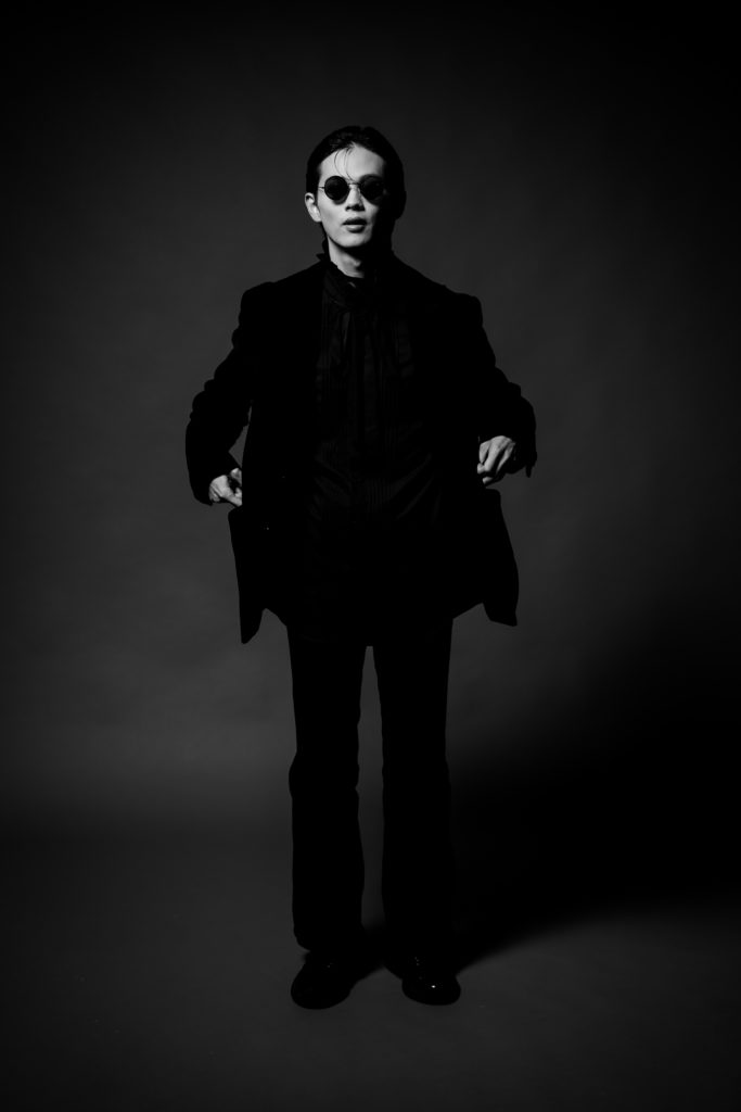 Studio Fictionで撮影した、黒のシャツを着てサングラスをした男性のポートレート写真