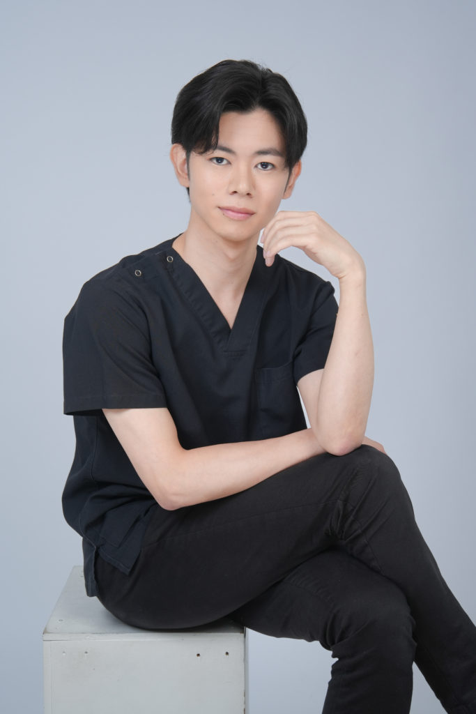 Studio Fictionで撮影した、スクラブを着た男性のポートレート写真