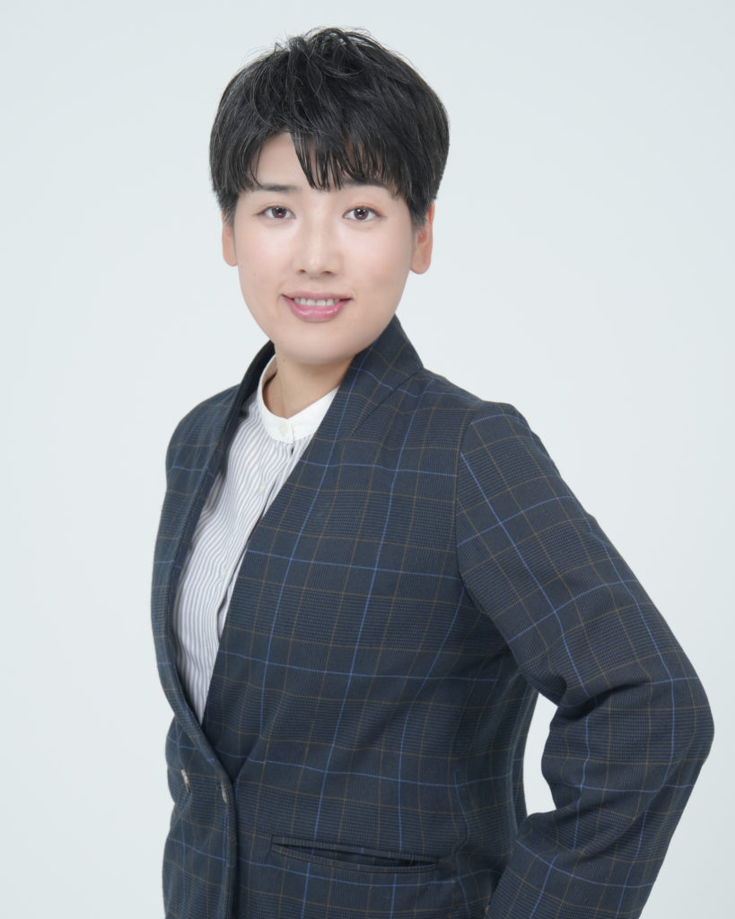 海洋散骨士の女性が立っている