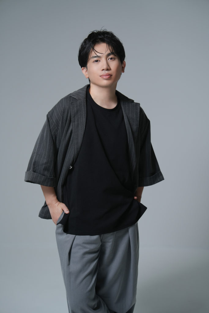 グレーの服を着た男性の写真