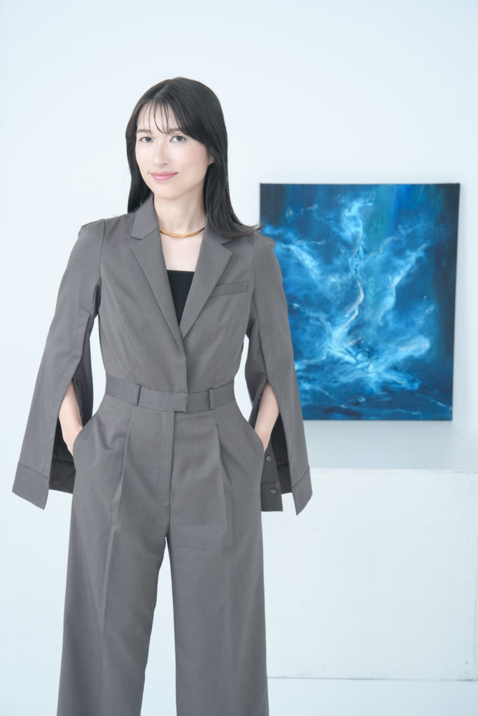 絵画と女性の写真