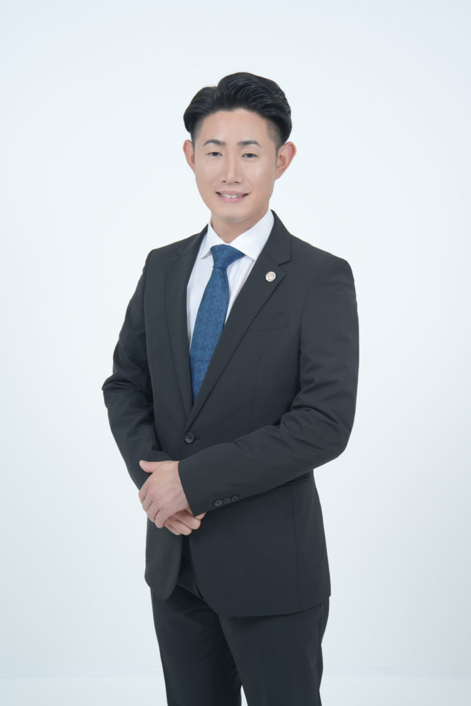 スーツの男性が立っている