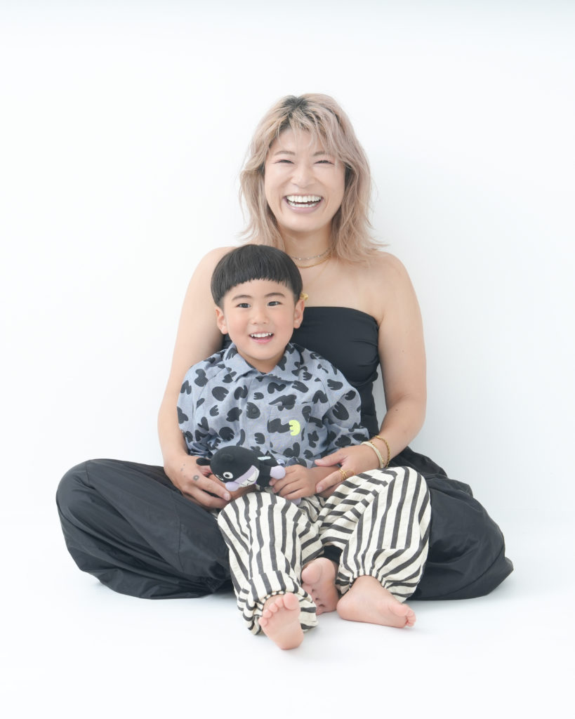 笑顔の母息子の家族写真