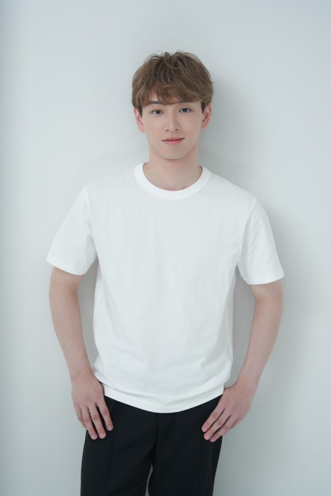 Tシャツを着た男性の写真