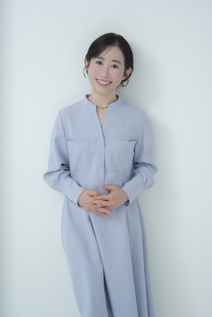 笑顔の女性の写真