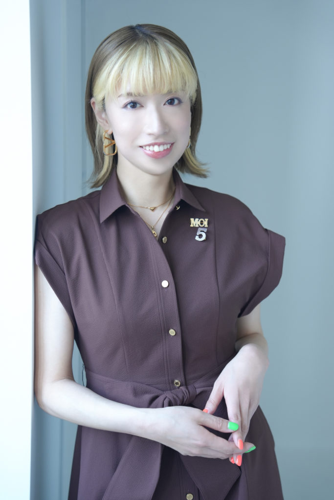 笑顔の女性が立っている