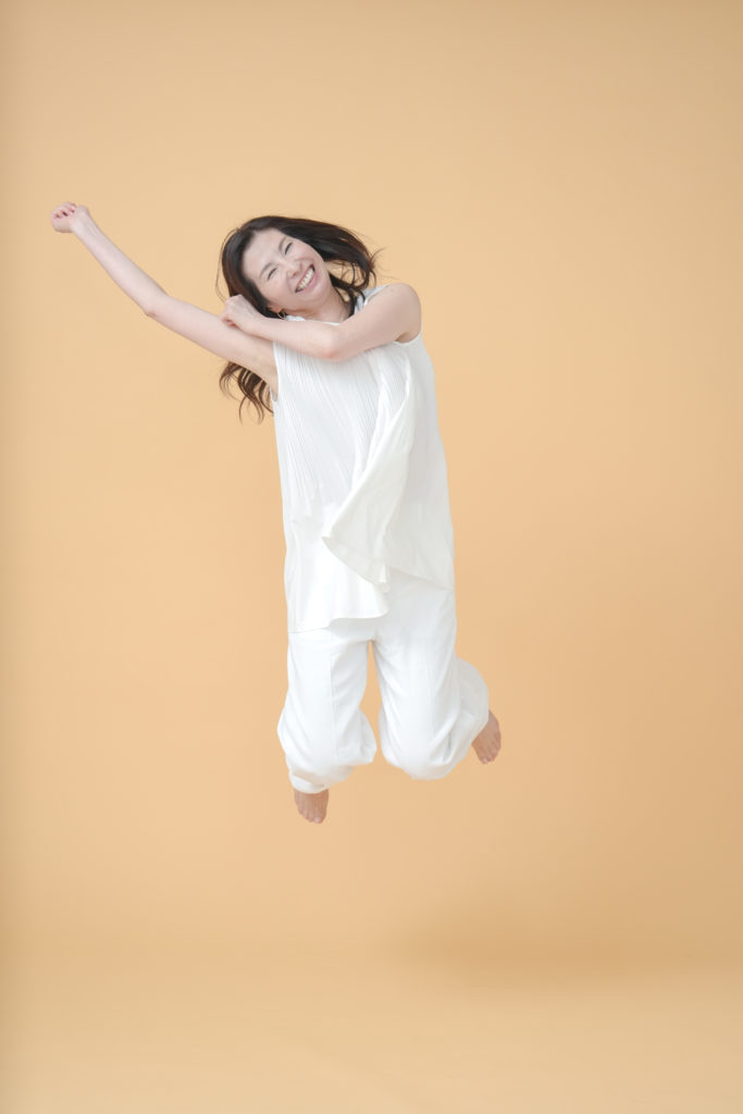 大きくジャンプした女性