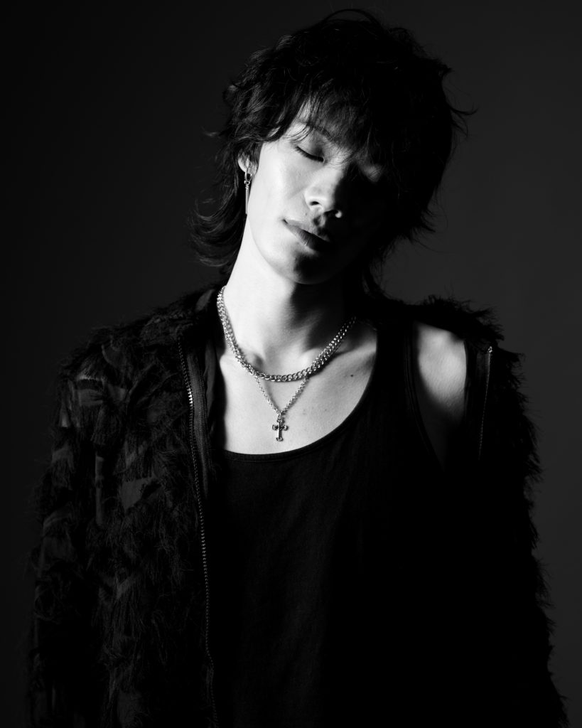 目を閉じている男性のモノクロ写真