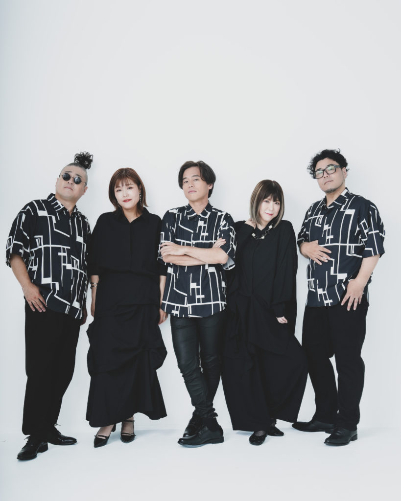 Team Supriseが立っている
